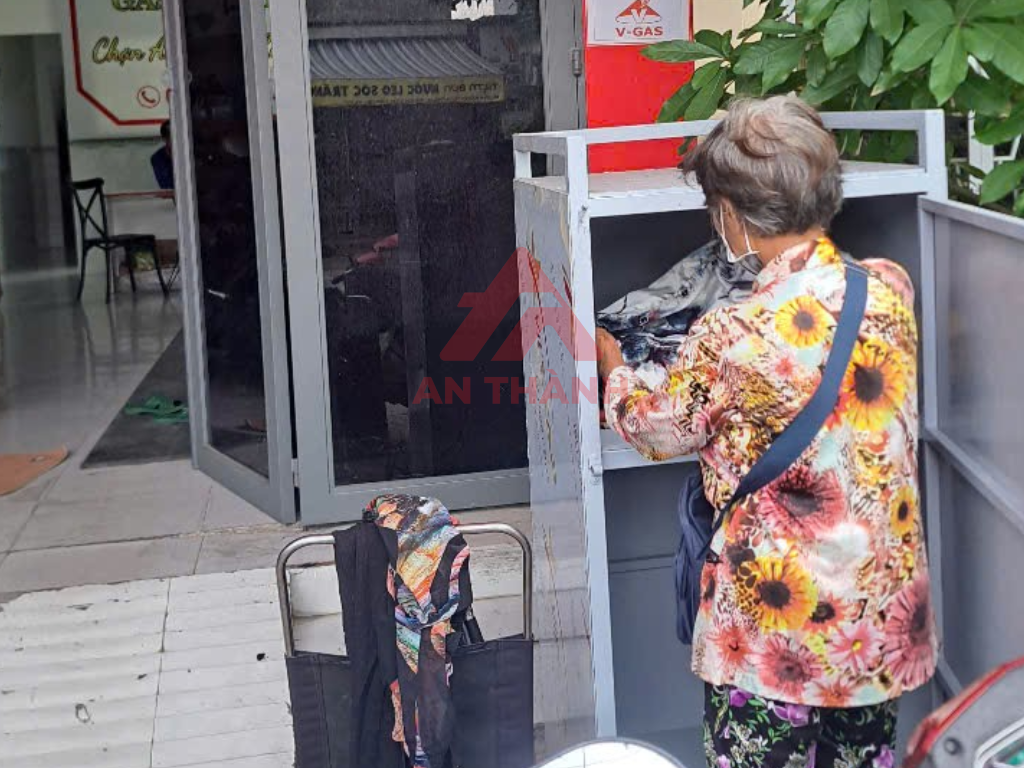 Từ Một Chiếc Áo Cũ, Giữ Lại Những Tình Thương Mới